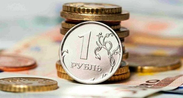    Курс рубля под давлением внешних факторов падает против доллара