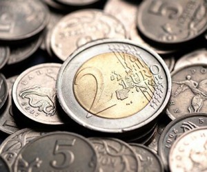    Курс евро падает перед выступлением Марио Драги