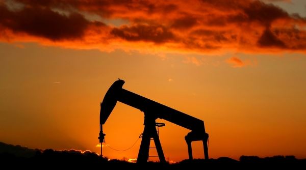 Цена на нефть обвалилась после резкого скачка 